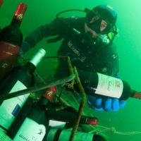 Ghé thăm thị trấn kỳ lạ nhất nước Pháp: Rượu vang chất đầy dưới đáy biển